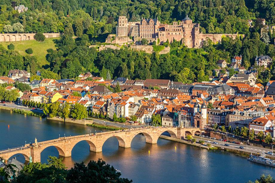 Luftaufnahme einer Stadt mit einer Brücke und einem Schloss.