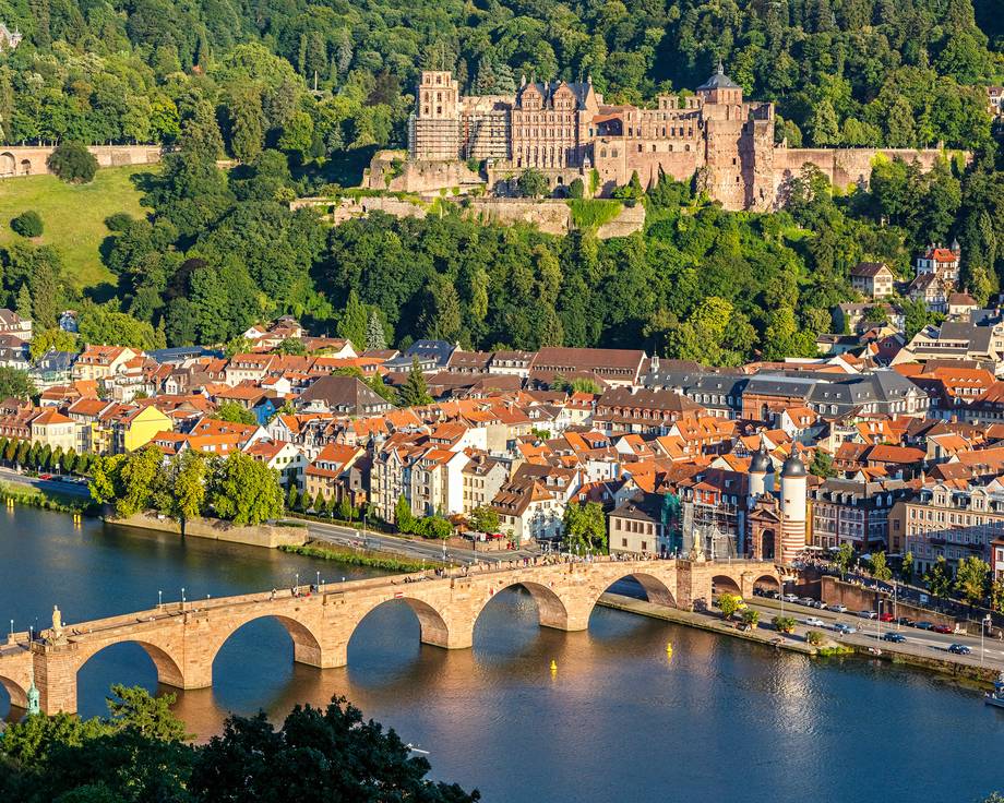 Luftaufnahme einer Stadt mit einer Brücke und einem Schloss.
