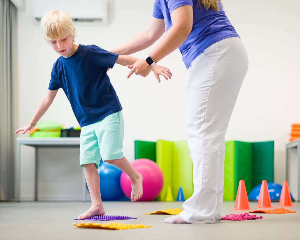 Kinderergotherapie mit Spielmatten, um die Feinmotorik zu fördern