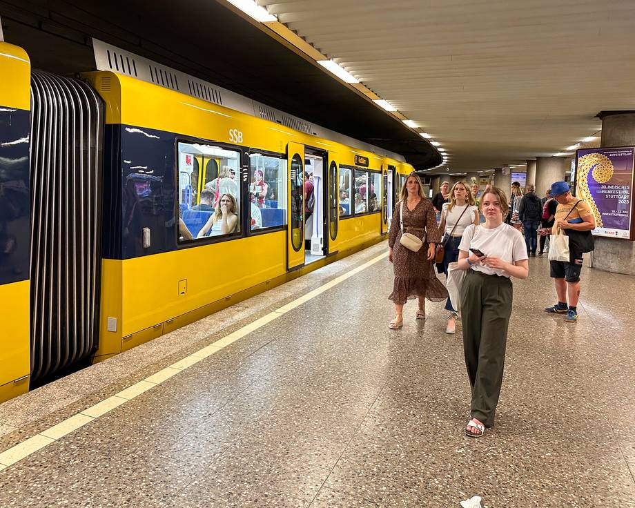 Foto eines Bahnsteigs, Menschen steigen aus dem Zug und laufen vorbei